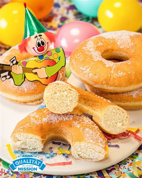 Krapfen auf einem Gitter, goldgelb und in Zucker gewälzt