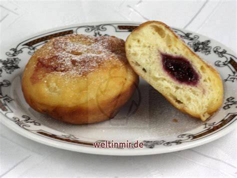 Krapfen mit Marmelade und typischem hellen Rand