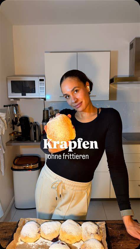 Krapfen nach dem Füllen und Bestäuben mit Puderzucker