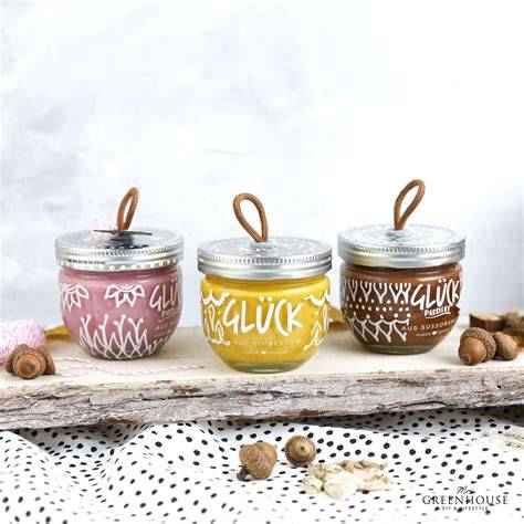 Kreativ dekorierte Schokocreme-Gläser als Geschenkidee
