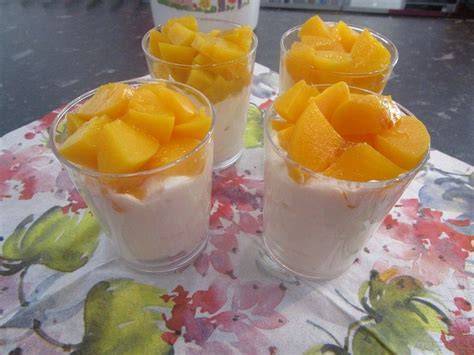Kreativ dekoriertes Pfirsich-Mascarpone-Dessert mit Orangenabrieb und Gran Marnier