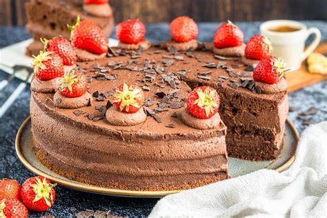 Kreative Dekoideen für Schoko Quark Torte ohne Backen (Schokoröllchen, Kakaopulver, Obst)