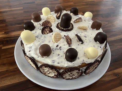 Kreative Dekoideen für Schokokuss Torte: Obst, Schokoraspel, Keksdeko