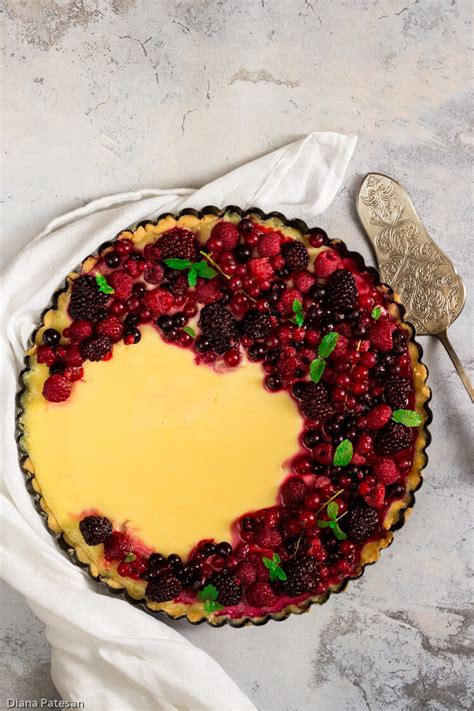 Kreative Dekoration: Weiße Schokoladentarte mit Blumen und Beeren