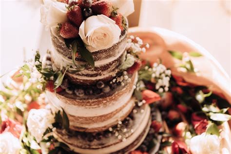Kreative Dekorationsideen für Naked Cakes