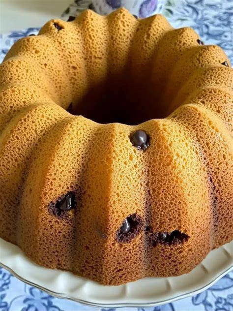 Kreative Dekorationsideen für Rührkuchen: Schokodrops, Puderzucker, Zitronenguss