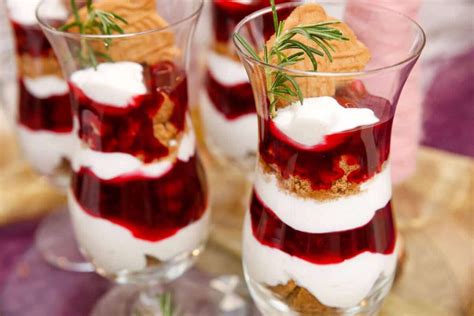 Kreative Dessert-Varianten mit roter Grütze - Baiser, Mascarpone und Parfait