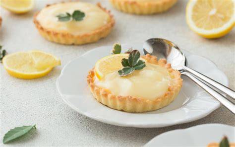 Kreative Erdbeer Lemon Curd Tartelettes am Frühlingstisch
