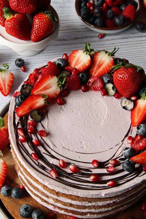 Kreative Erdbeer-Sekt-Torte mit frischen Beeren verziert