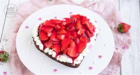 Kreative Erdbeerkuchen in Herzform auf einer Kaffeetafel