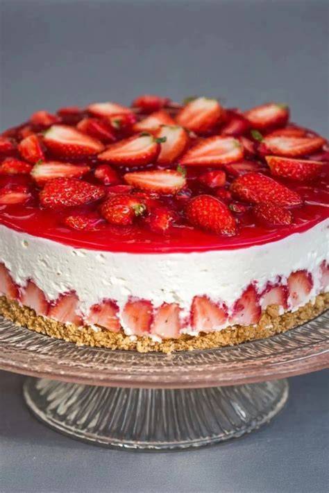 Kreative Erdbeertorte mit Fondant und Mascarponecreme
