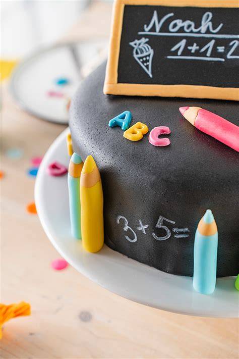 Kreative Fondant- und Buttercreme-Deko einer Einschulungstorte
