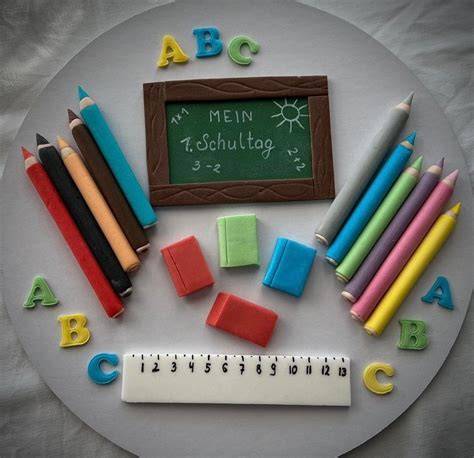 Kreative Fondant-Dekoelemente für Einschulungstorte (Stifte, Schultafel, Radiergummi)
