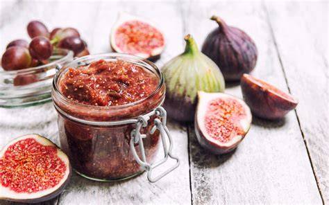Kreative Geschenkidee: Selbstgemachte Feigenmarmelade im dekorativen Glas