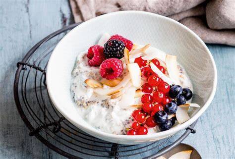Kreative Granola-Toppings in Glasschalen: Beeren, Mandeln, Kokos und Schokolade