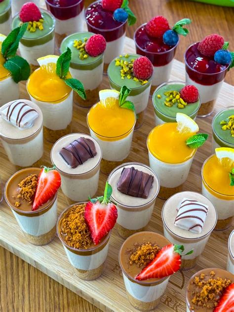 Kreative Mini-Cheesecakes mit unterschiedlichen Böden