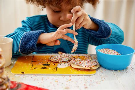 Kreative Muffindekoration, Kinder backen und verzieren mit Streuseln