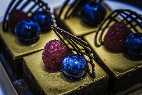 Kreative Schokoladendekorationen auf verschiedenen Desserts