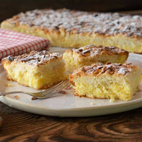 Kreative Serviervorschläge für Mandel-Blechkuchen