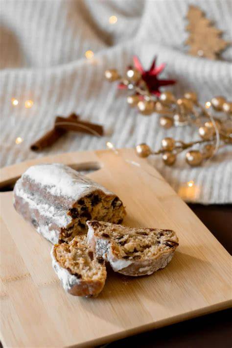 Kreative Stollen, festlich arrangiert, Scheiben auf Holzbrett
