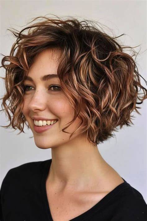Kreative Styling-Ideen mit Karamellsträhnen: Locken, Wellen, Bob