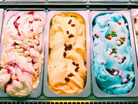 Kreative Toppings und Eissorten: Schichtmuster, Fruchtstückchen, Schokoladenüberzug