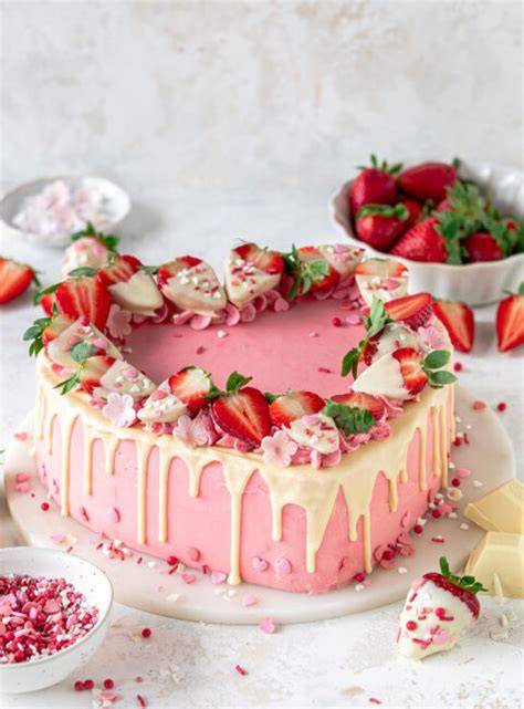 Kreative Variante: Kokos-Erdbeer-Torte mit rosa Kokosraspeln