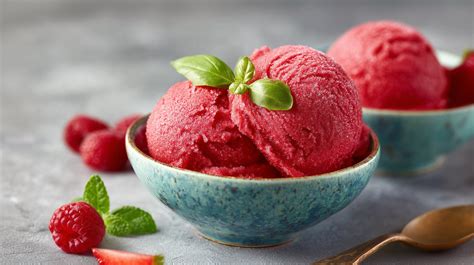Kreative Varianten: Sorbet aus gemischten Beeren und Kräutern