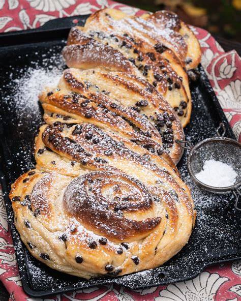 Kreative Varianten: Vanille-, Schoko- und Beeren-Puddingschnecken