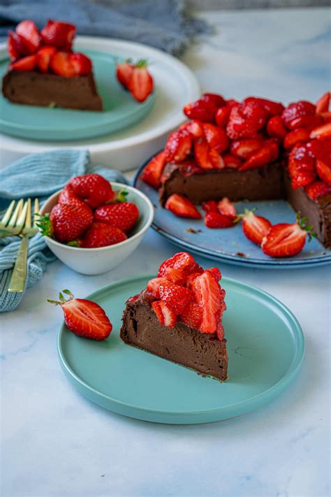 Kreative Varianten von Schoko-Käsekuchen mit Erdbeeren: Streusel, Püree, Erdbeerhälften