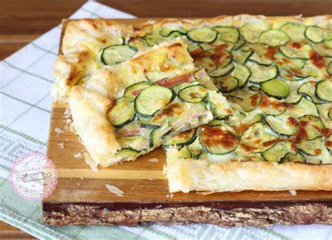 Kreative Variationen: Herzhafter Crêpe-Kuchen und Zucchini-Kuchen in der Nahaufnahme