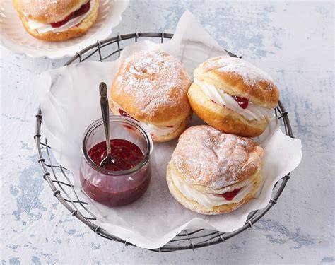Kreative Waffelideen mit Marmelade und Sahne