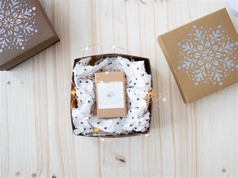 Kreative und perfekt verzierte Festpralinen in einer Geschenkbox