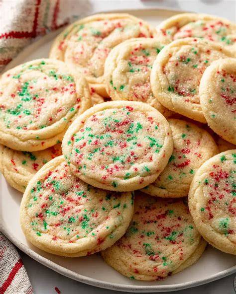 Kreative weihnachtliche Plätzchen mit buntem Fondant und Dekor