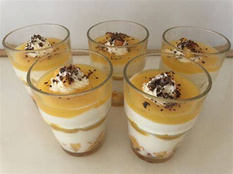 Kreatives Schichtdessert mit Maracuja im Glas