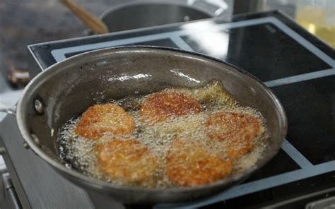 Kreppel beim Frittieren in heißem Butterschmalz