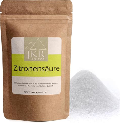 Kristalline Zitronensäure in Tütchen neben Vanillezucker