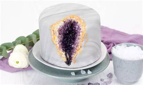 Kristalltorte mit bunten Zuckerkristallen und Geode-Optik