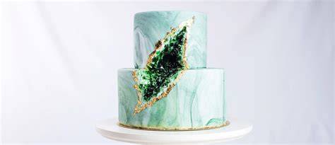 Kristalltorte mit echter Geode-Optik ohne Fondant und mit Goldveredelung