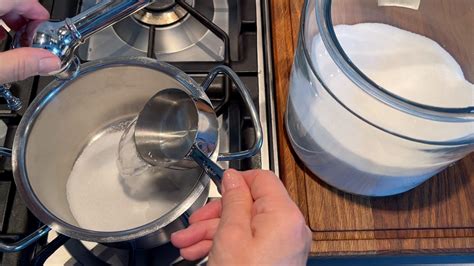 Kristallzucker und Wasser im Topf (Zuckersirup)
