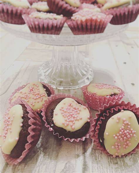 Krokantherzen mit weißer Schokolade und Zuckerperlen