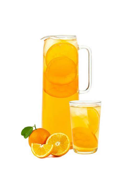 Krug mit Cold Brew Tee, Orangen- und Zitronenscheiben