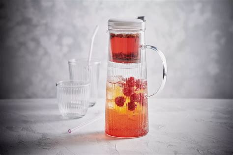 Krug mit Pfirsich-Zitrone-Eistee