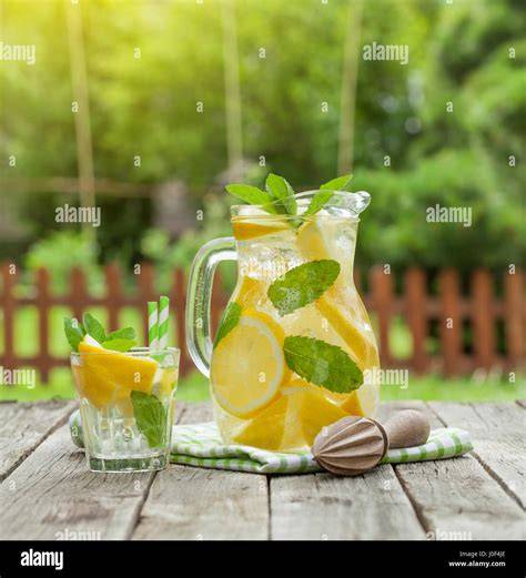 Krug mit zuckerfreier Limonade und Amalfi-Zitronenscheiben
