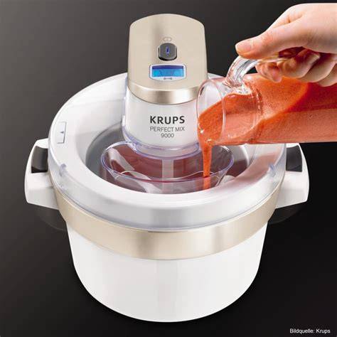 Krups Eismaschine mit Zutaten für Vanilleeis (Milch, Sahne, Eier, Zucker, Vanilleschote)