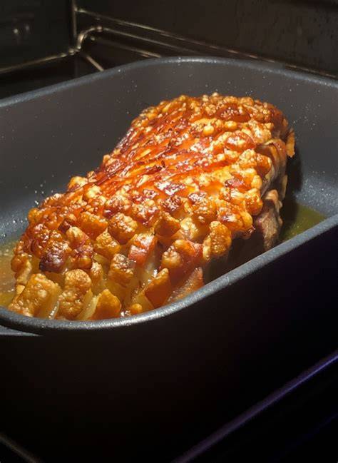 Krustenbraten im Bräter, goldbraune Kruste