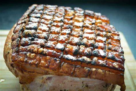 Krustenbraten mit rautenförmig eingeschnittener Schwarte und Honigglasur