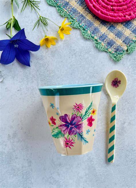 Küppelförmiges Blumengesteck aus Blütenpaste auf Rice Krispie-Halbkugel