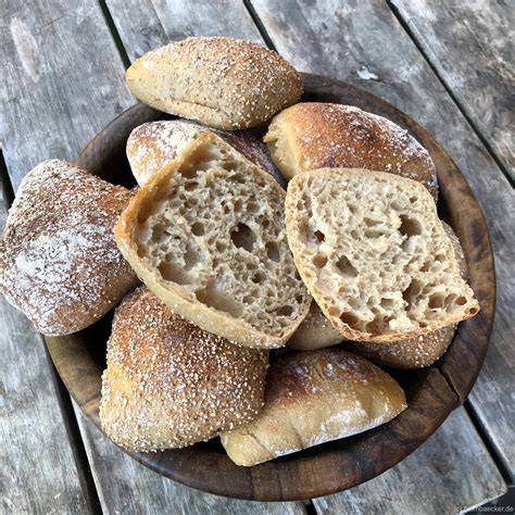 Kuchen, Brot und Kleingebäck auf einer rustikalen Holzplatte