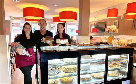 Kuchen, Törtchen und Pralinen aus eigener Herstellung